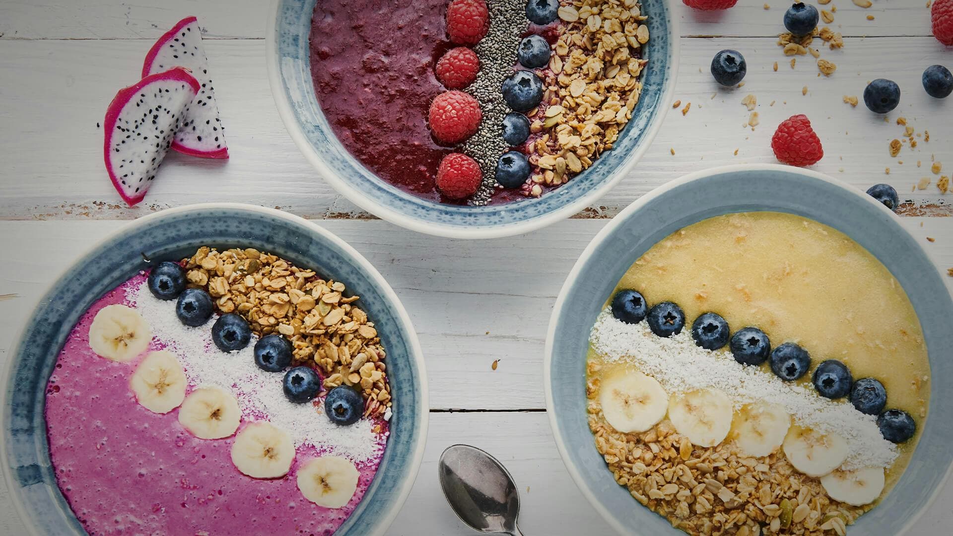 Drei verschiedene Smoothie Bowls mit Toppings