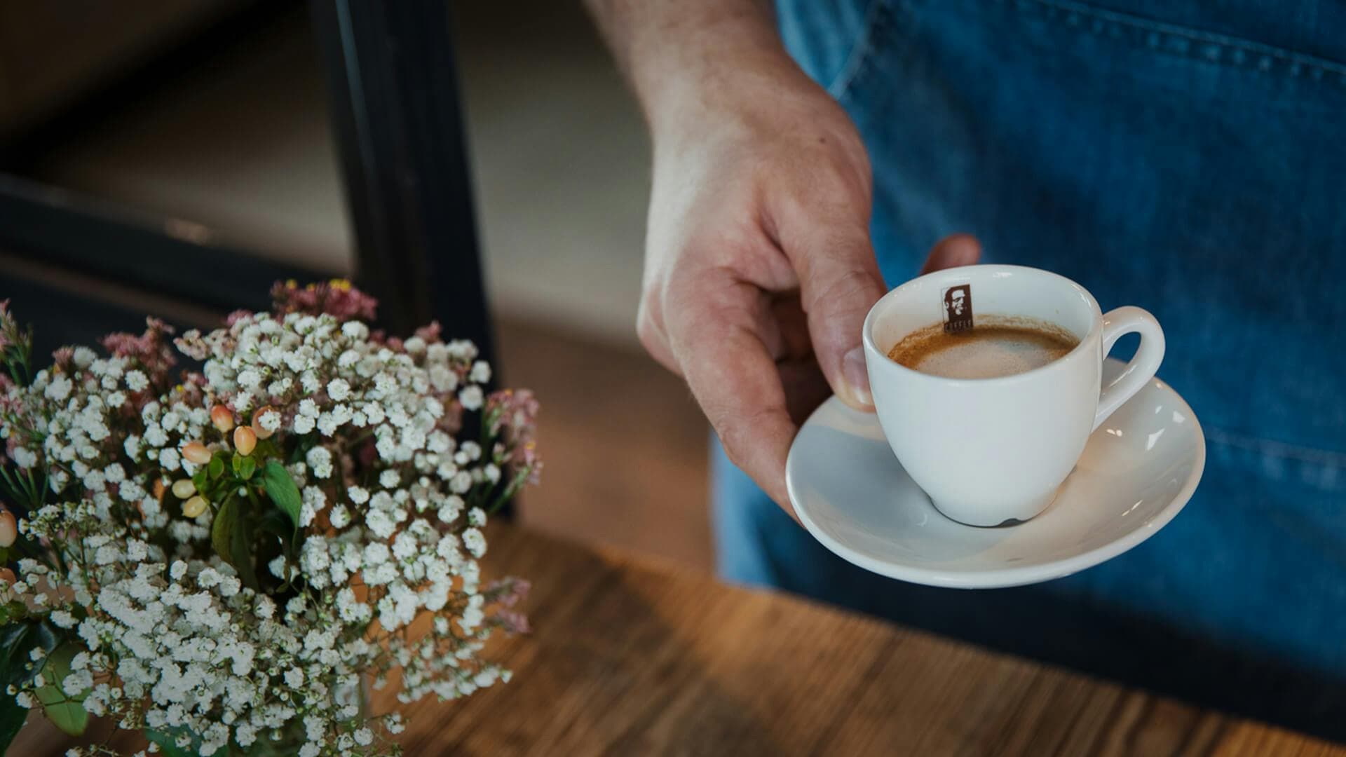 Espresso Macchiato der gerade serviert wird