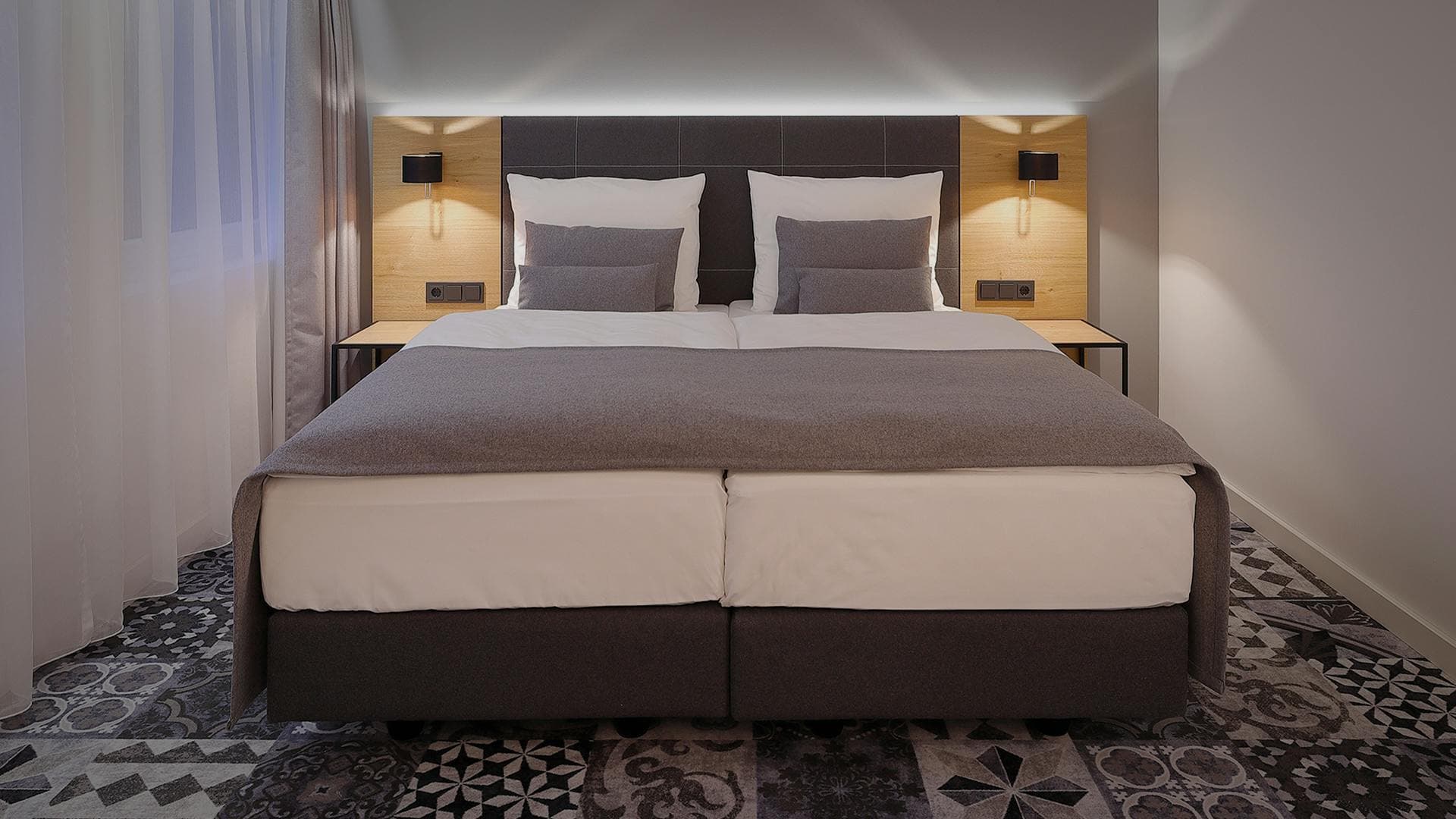 Doppelbett auf gemusterten Teppich 